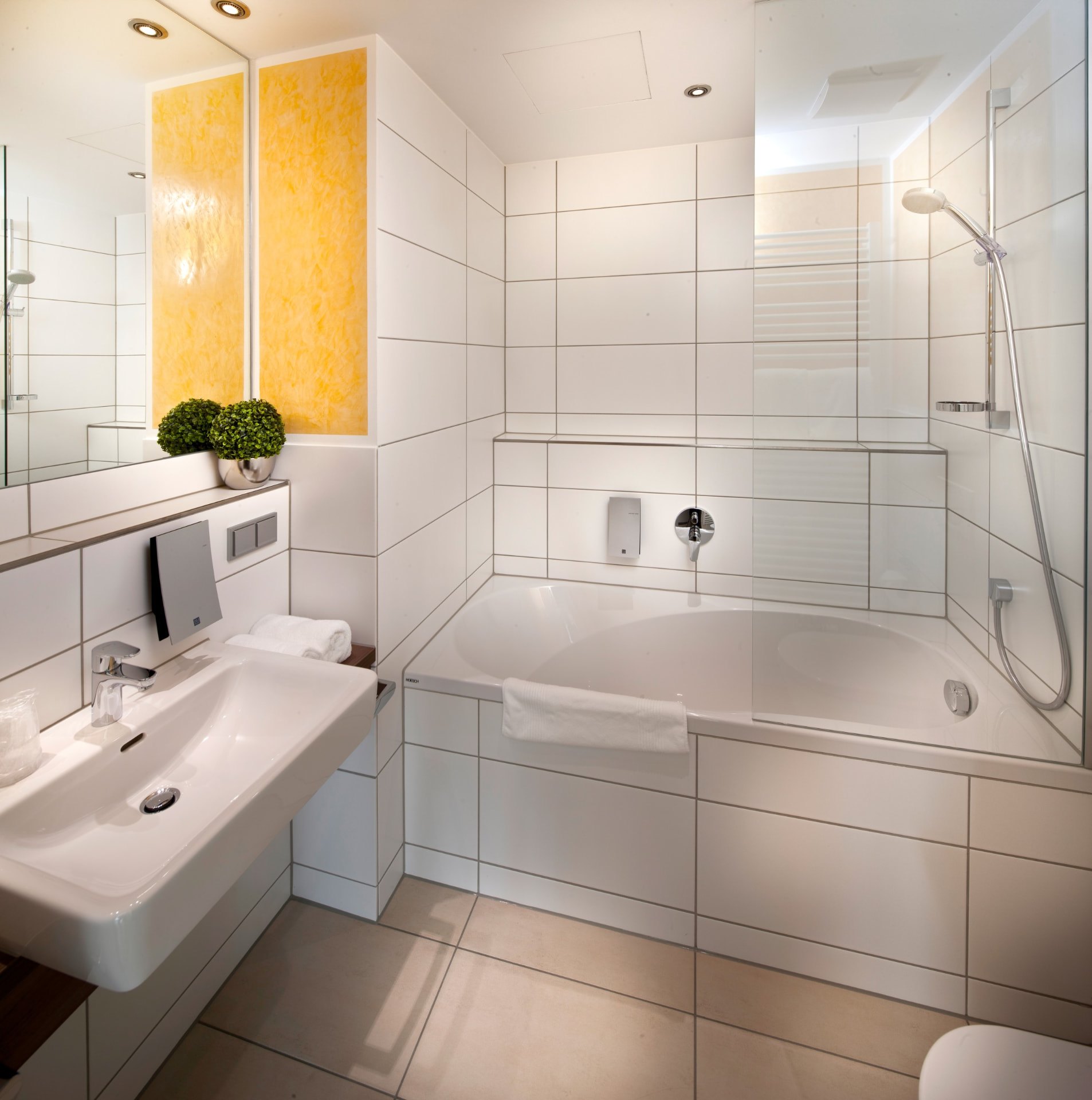 Helles Badezimmer mit Badewanne, Dusche und großem Waschtisch