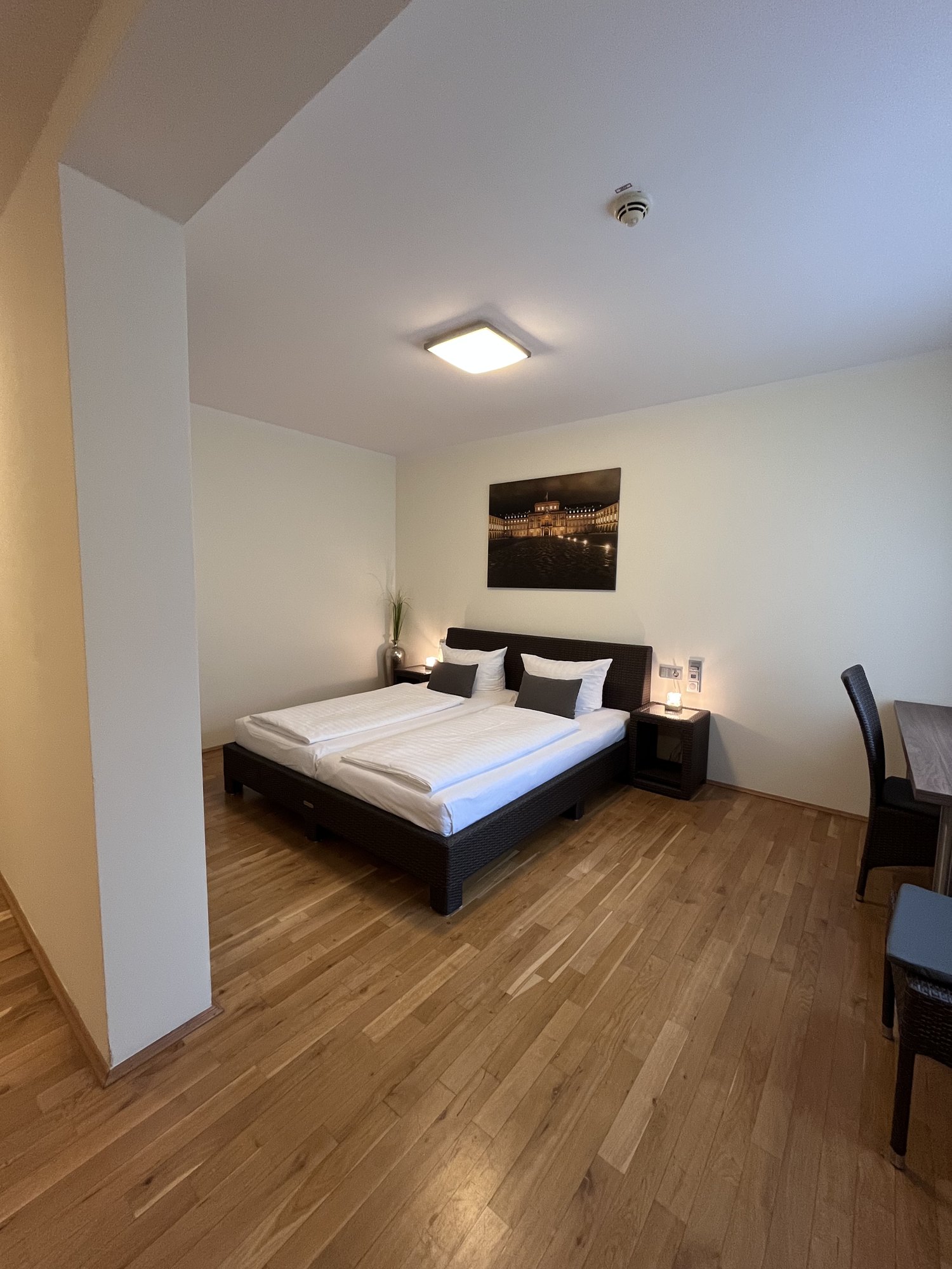 Heller Studio-Wohnbereich mit Doppelbett und Arbeitsplatz