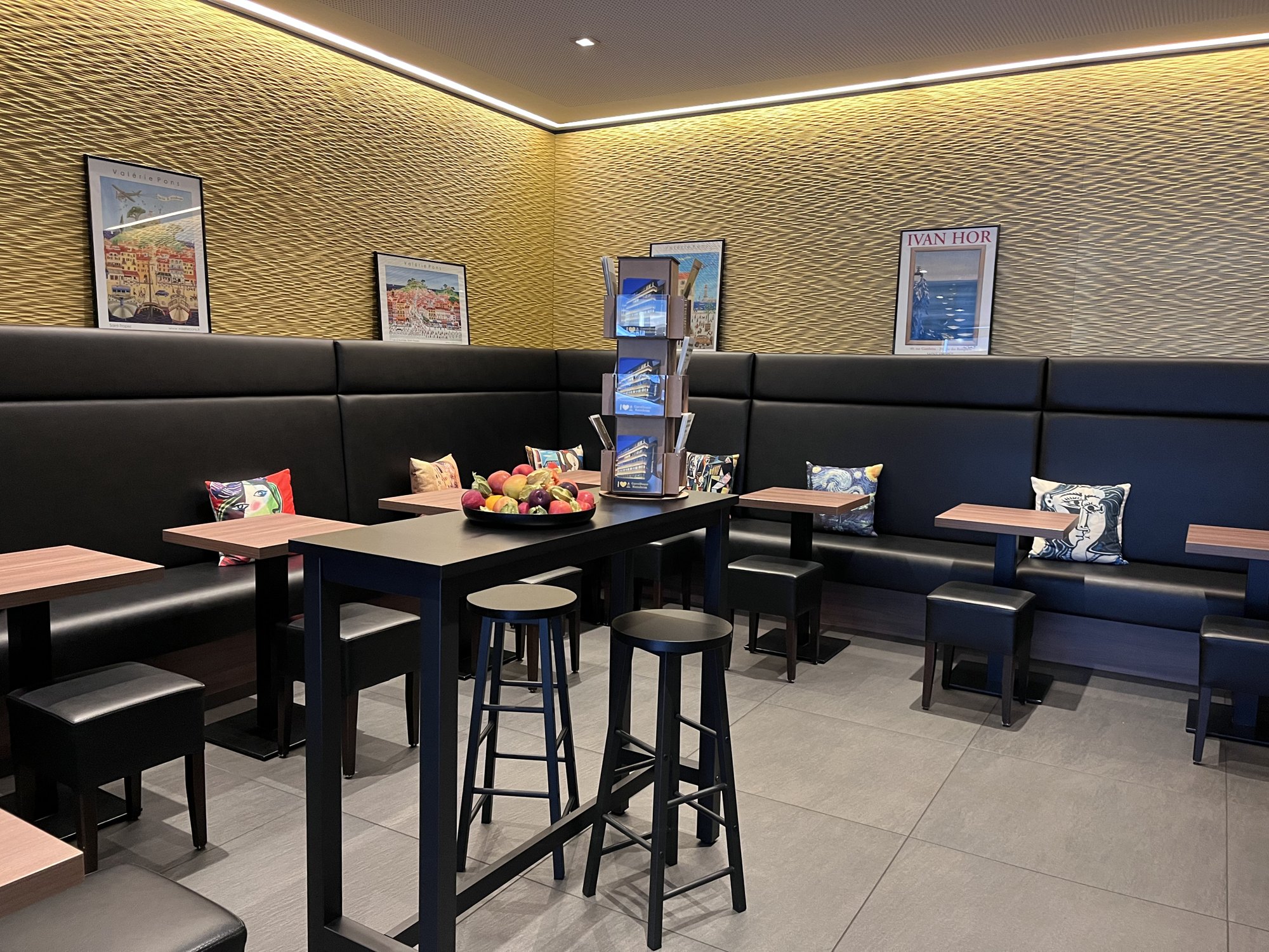 Lobby an der Rezeption mit Sitzbänken und Bistrotischen