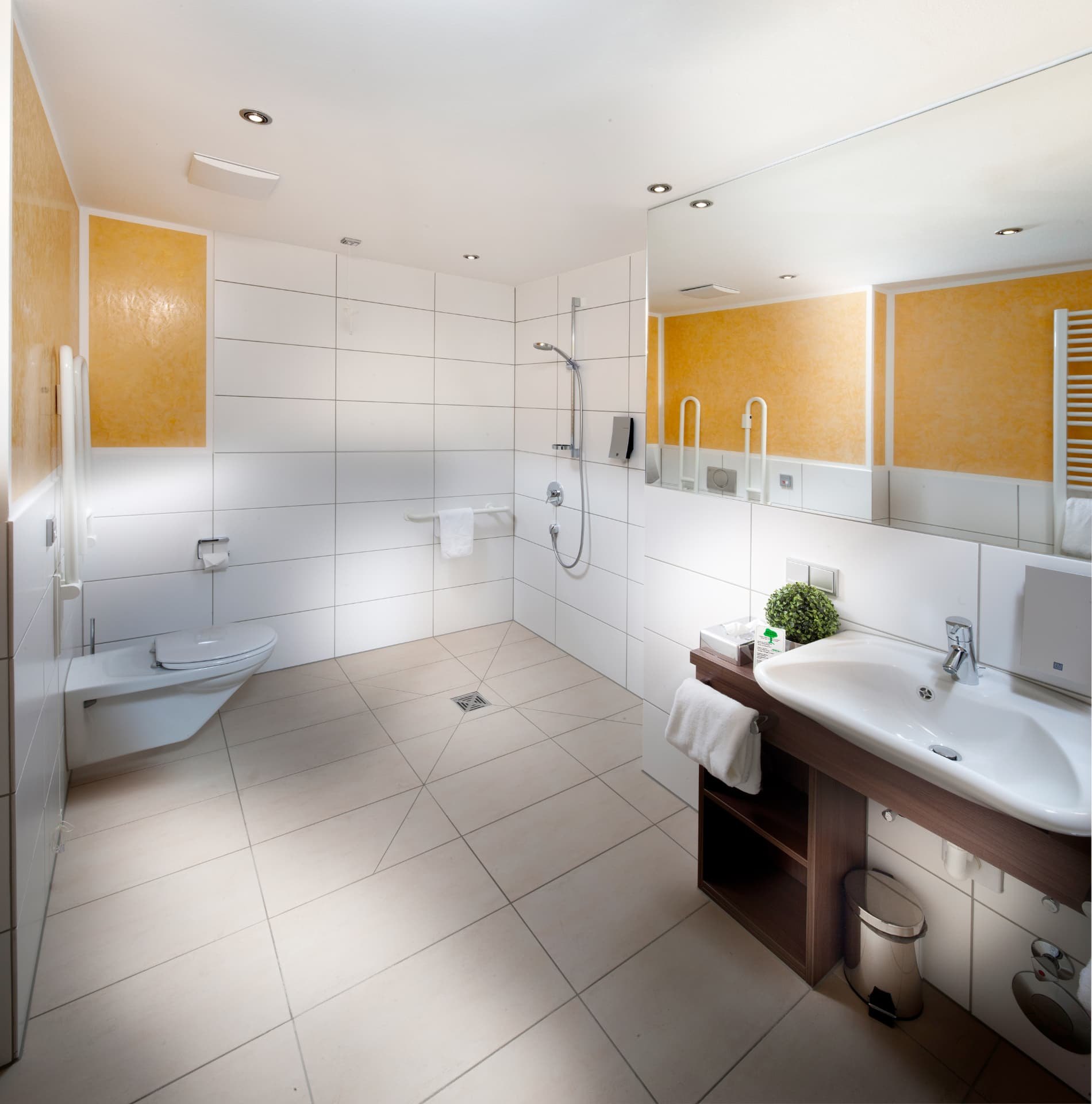 Barrierefreies Badezimmer mit bodengleicher Dusche und Waschtisch