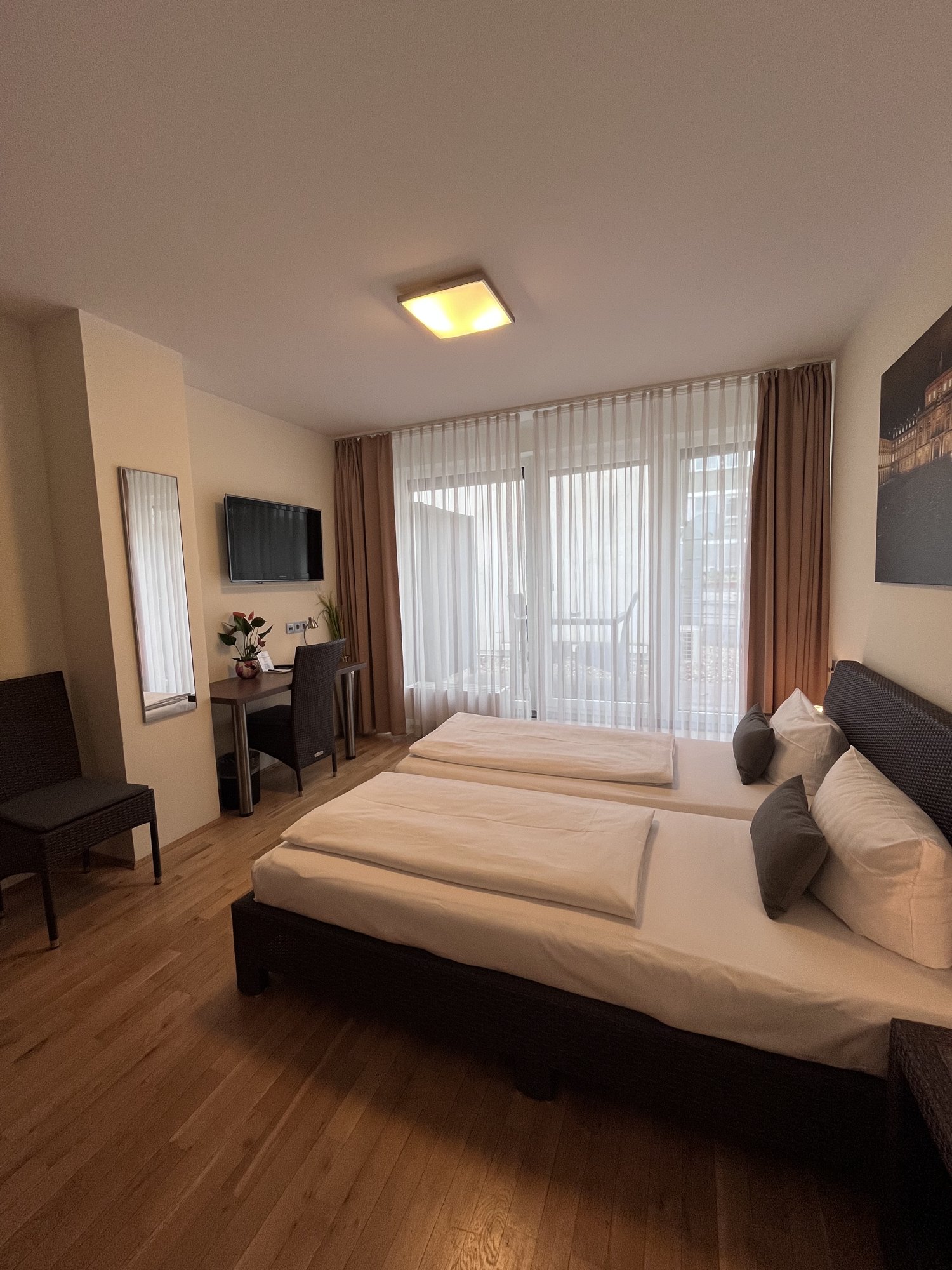 Studio mit bodentiefen Fenstern, Balkon, Smart-TV und Schreibtisch